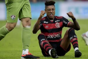 Ex-árbitro reprova pênalti a favor do Flamengo em Bruno Henrique
