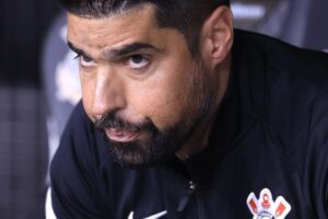 Wesley é substituído em Corinthians x Botafogo e torcida critica António Oliveira 