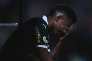 Abel revela preocupação com lesão de Estevão no Palmeiras