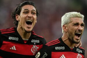 Arrascaeta brilha, Flamengo vence Atlético-GO e vira líder do Brasileirão
