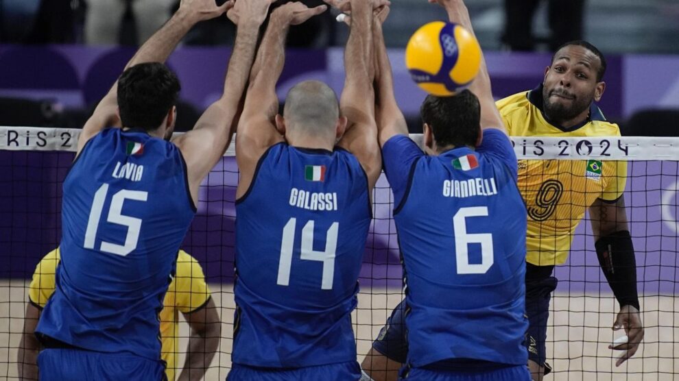 Brasil é superado pela Itália na estreia do vôlei masculino em Paris