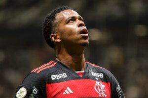 Carlinhos decide ficar no Flamengo de Tite para brigar por espaço