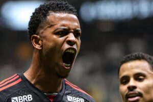 Com Gabigol e Carlinhos decidindo, Flamengo vence o Vitória e cola na liderança do Campeonato Brasileiro