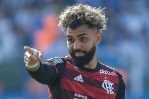 Tiago Leifert concorda com pênalti convertido por Gabigol no Flamengo