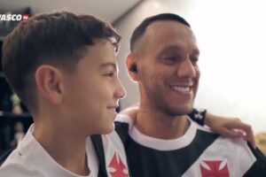 Vasco anuncia a contratação de Souza, com direito a carta emocionante de filho