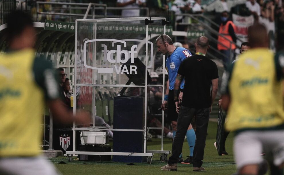 Alvo de críticas do Palmeiras, VAR comprado pela CBF é o mais barato, diz ex-árbitro da CBF