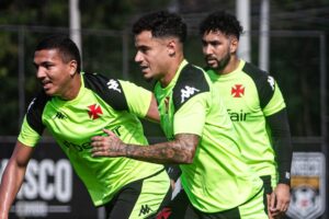 Coutinho e Payet são titulares e Rafael Paiva faz 4 trocas contra Bragantino