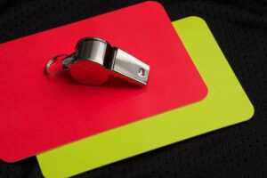 Como surgiram os cartões amarelo e vermelho no futebol?