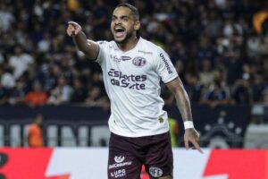 Juninho bate recorde de jogos e mira permanência na Ferroviária