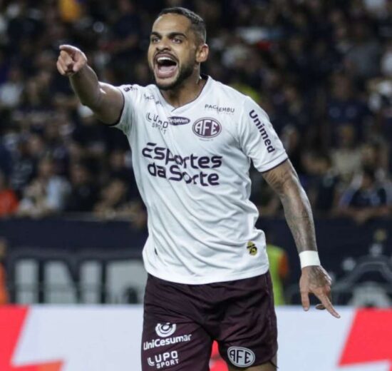 Juninho bate recorde de jogos e mira permanência na Ferroviária