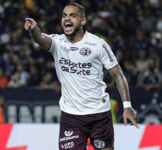 Juninho bate recorde de jogos e mira permanência na Ferroviária