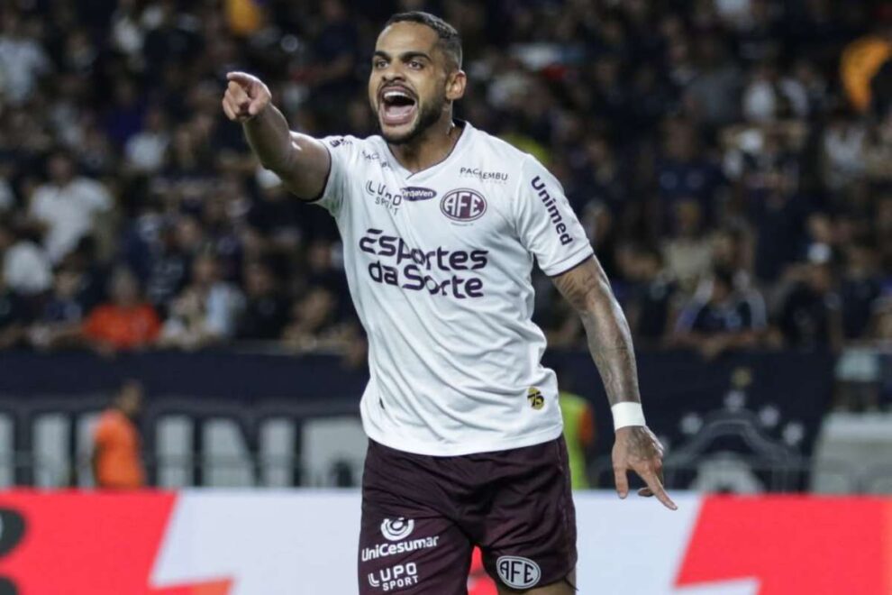 Juninho bate recorde de jogos e mira permanência na Ferroviária