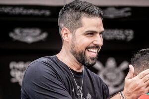António Oliveira 'sorri' e reforço vai assinar nesta 6ª no Corinthians
