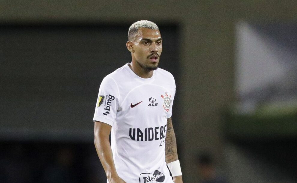 Torcida do Flamengo tira sarro de lance 'bizarro' de Matheuzinho no Corinthians