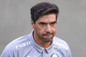 Abel Ferreira critica Arena Barueri e cita escolha de Leila Pereira como obstáculo no Palmeiras