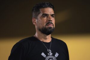 Câmera flagra António Oliveira 'pilhado' em bastidores da classificação do Corinthians na Copa do Brasil
