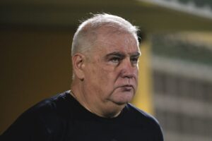 Câmera flagra Rubão durante discurso de António Oliveira após classificação do Corinthians e torcida repercute