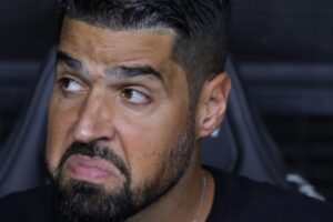 Corinthians recebe R$ 40 milhões, mas demora em fechar com António Oliveira impede quantia maior