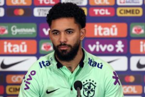Douglas Luiz provoca Léo Jardim e resposta agita torcida do Vasco: “vamos sofrer de novo?”