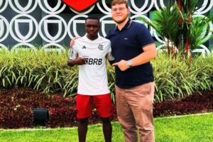 Flamengo contrata atacante nigeriano, que registra chegada ao CT