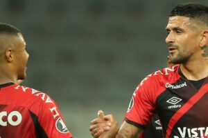 Flamengo desiste de contratar meio-campista do Athletico avaliado em R$ 21 milhões