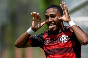 Flamengo inicia conversas para renovar contrato de Lorran