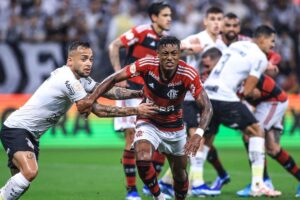 Possível chegada de Maycon será para compor elenco do Flamengo, principalmente por conta da Copa América