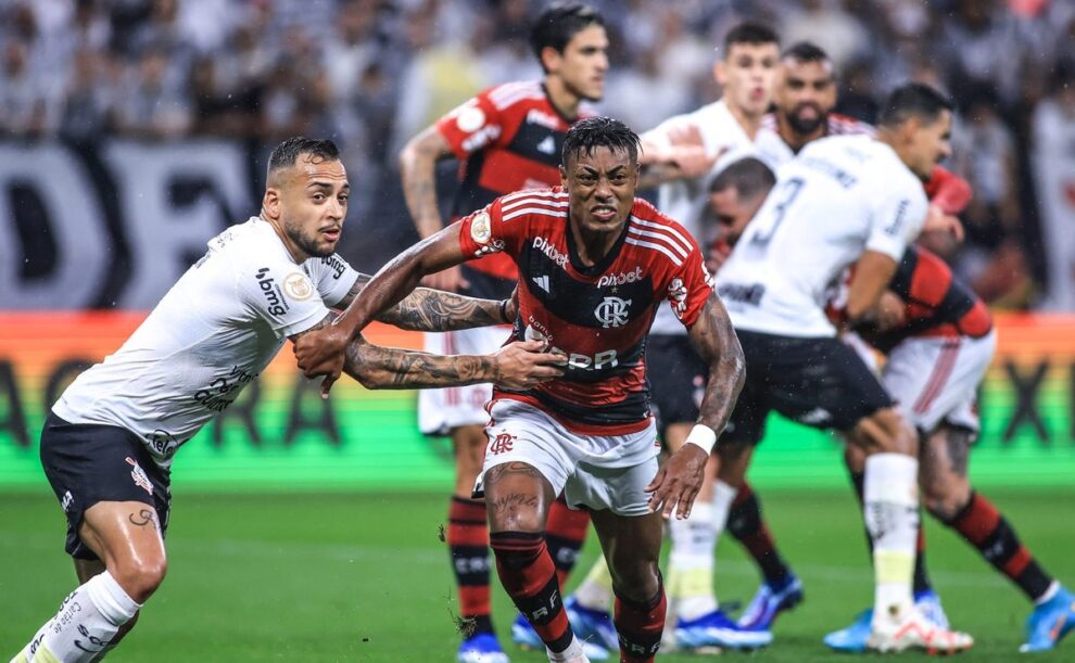 Possível chegada de Maycon será para compor elenco do Flamengo, principalmente por conta da Copa América
