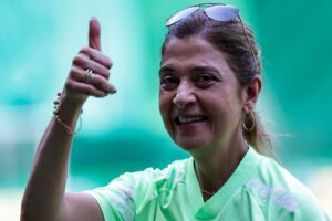 "Sai a hora que eu quero"; Avião de Leila Pereira cancela desfalques no Palmeiras