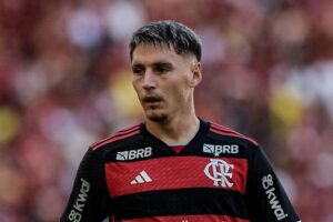 Varela inclui ‘Vasco’ em post e causa repercussão na torcida do Flamengo