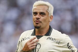 Corinthians abre negociações para renovar contrato com Fagner