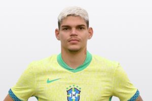 Porto monitora Ayrton Lucas, do Flamengo; multa é de R$ 163,8 milhões