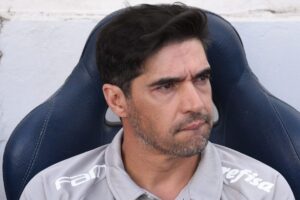 Abel Ferreira levanta possível irregularidade em pênalti perdido pelo Palmeiras por Raphael Veiga
