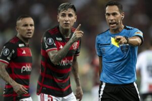Árbitro que já expulsou 10 jogadores em uma única partida apitará Flamengo x Millonarios