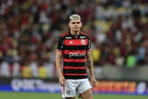 Ayrton Lucas sente lesão em partida do Flamengo