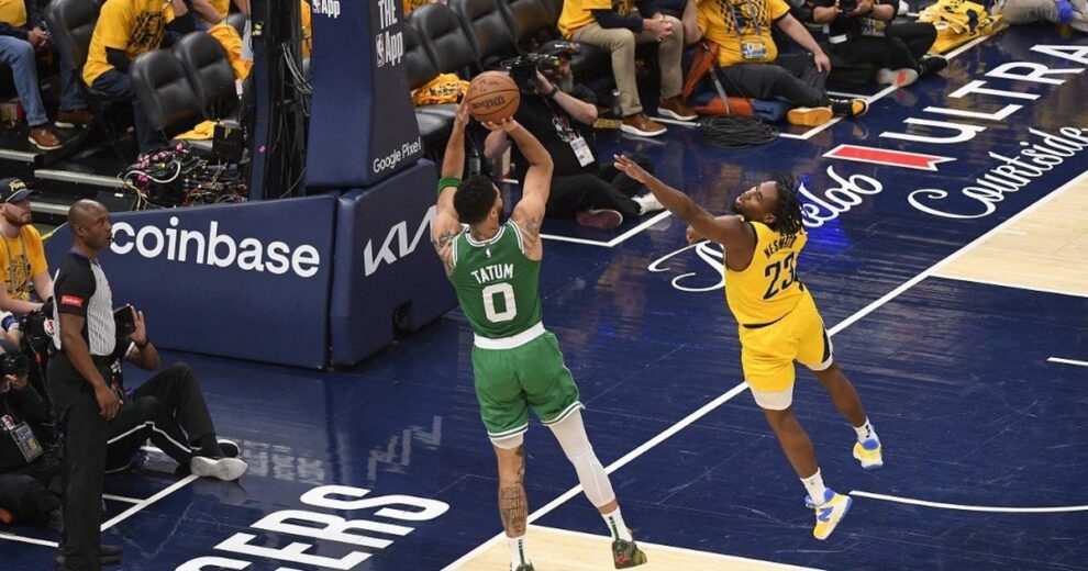 Boston Celtics vira no final contra o Indiana Pacers e fica a uma vitória das finais da NBA
