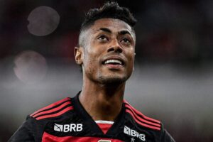 Bruno Henrique pode deixar o Flamengo após interesse de clube turco após indicação do técnico Alex