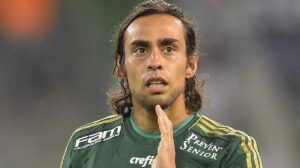 Ex-Palmeiras, Valdivia diz que jogou mais que James Rodríguez, Arrascaeta e Paquetá: “Diferentes, mas eu”