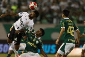 Torcida do Palmeiras se revolta com Corinthians, que tirou o verde da bandeira do RS do uniforme