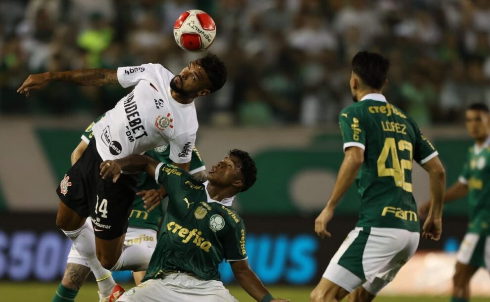 Torcida do Palmeiras se revolta com Corinthians, que tirou o verde da bandeira do RS do uniforme