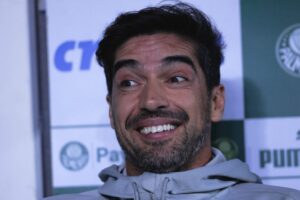 Abel Ferreira brinca que pode virar centroavante no Palmeiras