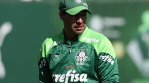 Abel Ferreira liga para Agustín Giay e avança em contratação no Palmeiras