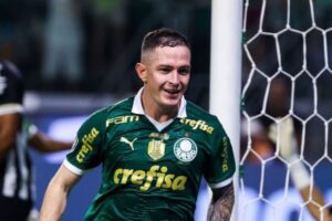 Aníbal Moreno tem reação engraçada após gols de Estêvão contra o Atlético-MG; veja vídeo