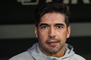 Bruno Tabata retorna, mas Palmeiras de Abel deve negociar