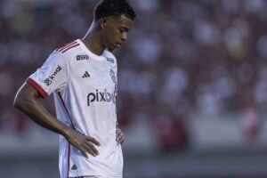 Carlinhos enfrenta obstáculos no Flamengo