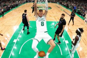 Com autoridadeCeltics vencem Dallas no primeiro jogo das Finais da NBACom o retorno decisivo de Kristaps Porzingis, o Boston Celtics derrotou o Dallas Mavericks em sua quadra nesta quinta-feira (6) por um retumbante 107-89 no início das finais da NBA.AFP - 07/06/2024 - 0h31min