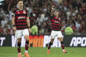 Com dois gols de Luiz Araújo, Flamengo segue líder do Brasileirão