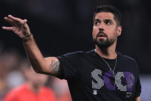 Corinthians não cogita demitir António Oliveira, diz André Hernan