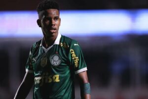 Estêvão acaba substituído em vitória do Palmeiras e torcida critica Abel Ferreira