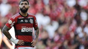 Gabigol é surpreendido com reação da torcida ao entrar em campo